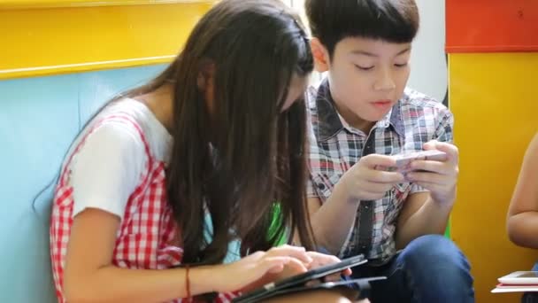 컴퓨터 태블릿과 함께 노는 작은 아시아 어린이의 그룹 . — 비디오