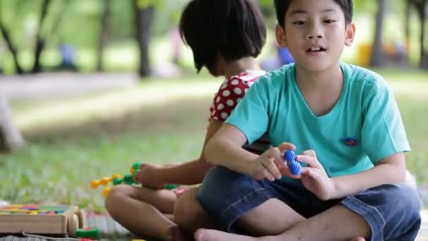 Gelukkig Aziatische kinderen spelen speelgoed in een park, Bangkok Thailand. — Stockvideo