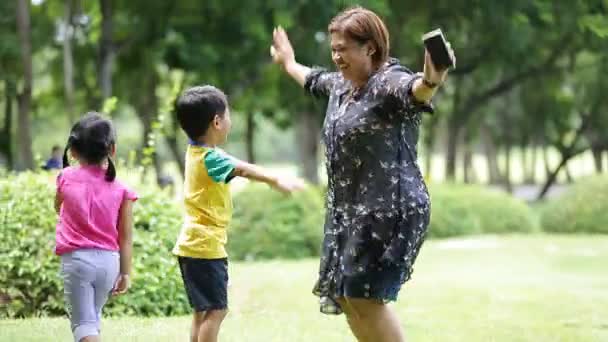 Família asiática feliz jogando juntos em um parque, Bangkok Tailândia — Vídeo de Stock