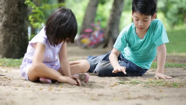 Happy asiatiska barn spelar sand i en park, Bangkok Thailand. — Stockvideo