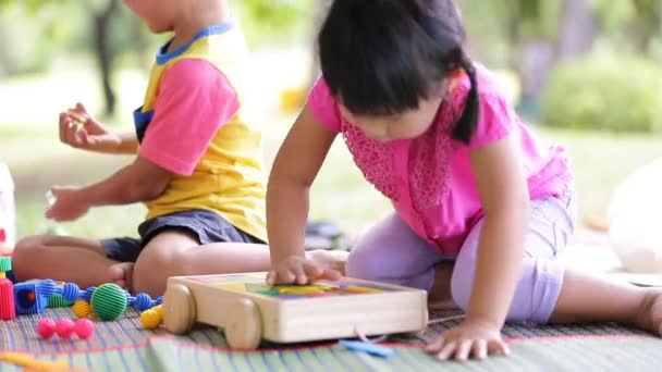 Glücklich asiatische Kinder sind Spielzeug in einem Park, bangkok thailand. — Stockvideo