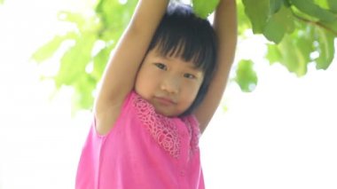 Yeşil yaprak Park Bangkok Tayland oynamaktan mutlu Asyalı kız