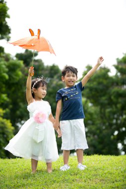 Asya ve kız parkta eğleniyor 