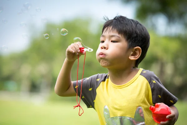 孩子们在公园里吹肥皂泡泡 — 图库照片