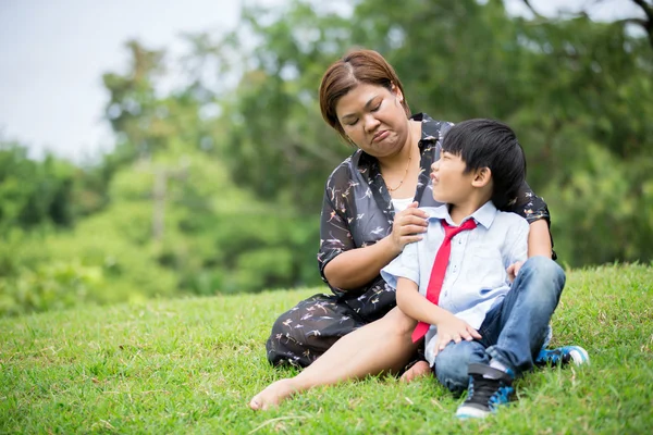 アジア系の家族、公園で彼女の息子を持つ母 — ストック写真