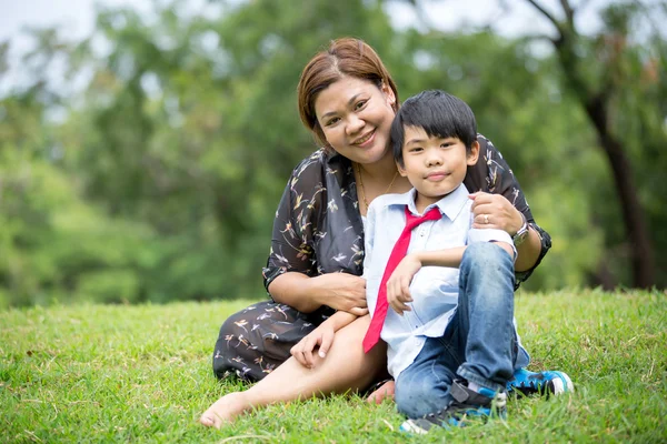Gelukkige Aziatische familie, moeder met haar zoon in het park — Stockfoto