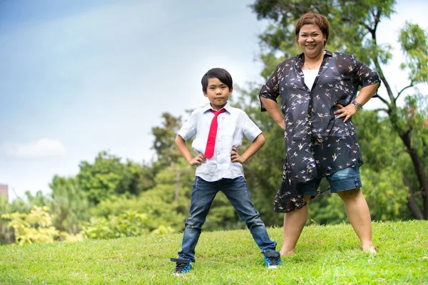 Mutlu Asya aile, anne ile oğlu Parkı — Stok fotoğraf