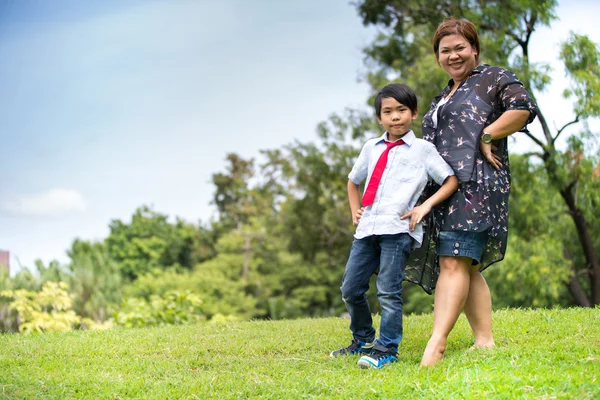 Feliz familia asiática, madre con su hijo en el parque —  Fotos de Stock