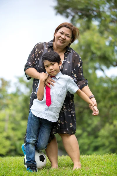 Feliz familia asiática, madre con su hijo en el parque — Foto de Stock