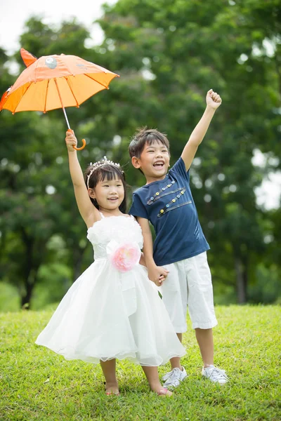 Asiatiska bror och syster har kul i parken — Stockfoto