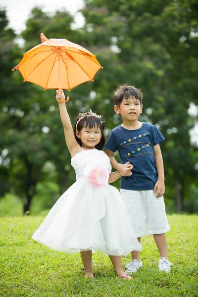 Asiatiska bror och syster har kul i parken — Stockfoto