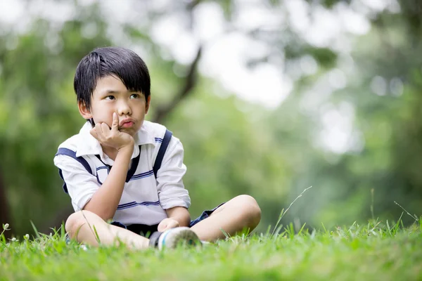 Ritratto di un piccolo ragazzo asiatico nel parco — Foto Stock