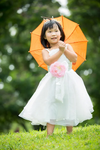 Portrait de fille asiatique dans le parc fond vert , Images De Stock Libres De Droits