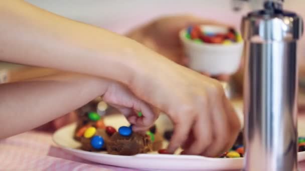 Cerca de la mano de un niño pequeño hace galletas de chocolate con su madre embarazada  . — Vídeos de Stock