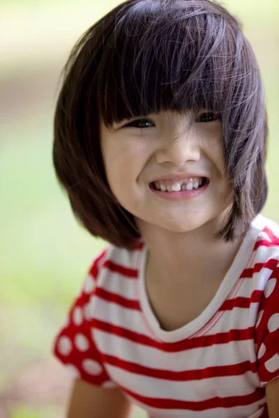 Portrait de fille asiatique dans le parc fond vert , — Photo