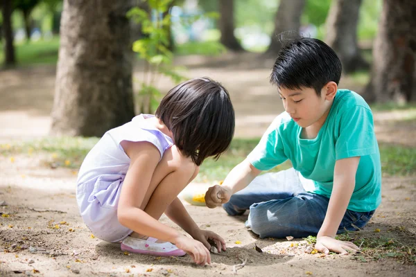 Bambino asiatico che gioca a sabbia nel parco — Foto Stock