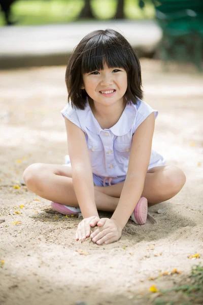 Małe dziecko azjatyckie gra piasku w parku — Zdjęcie stockowe