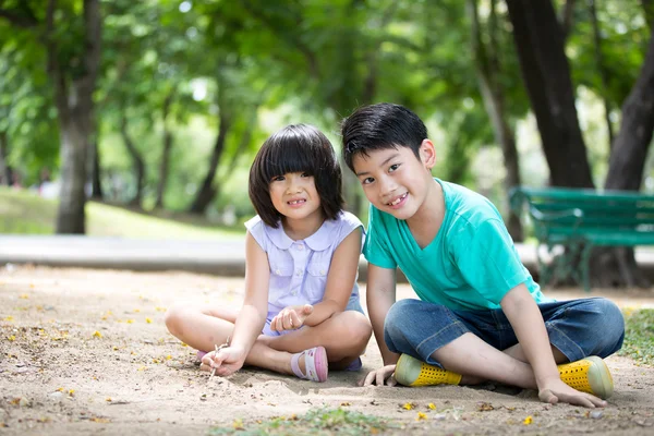在公园里的小亚洲儿童玩沙子 — 图库照片