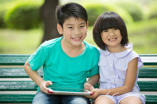 Asiatique mignon garçon et petite fille sont sourire et regarder la caméra — Photo