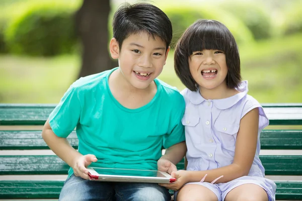 Asiatique mignon garçon et petite fille sont sourire et regarder la caméra — Photo