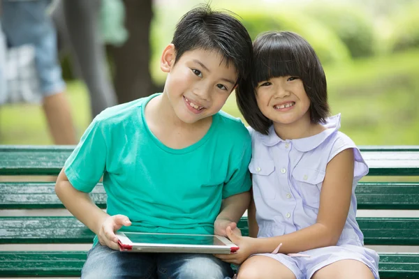 Roztomilý chlapec asijské a holčička jsou úsměv a při pohledu fotoaparát — Stock fotografie