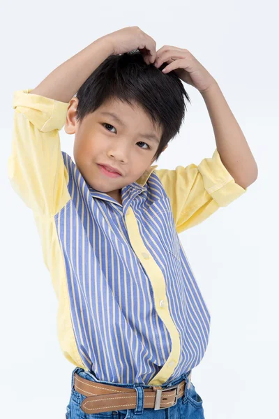 Kleine asiatische Junge mit Lächeln Gesicht auf grauem Hintergrund — Stockfoto