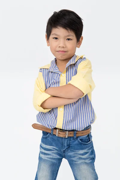 Liten asiatisk pojke med leende ansikte på grå bakgrund — Stockfoto
