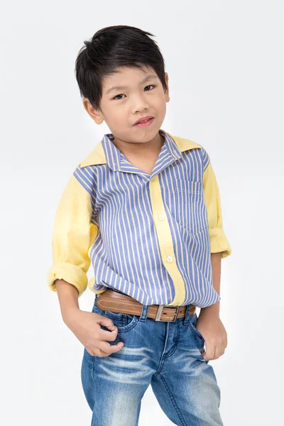 Pouco asiático menino com sorriso rosto no fundo cinza — Fotografia de Stock