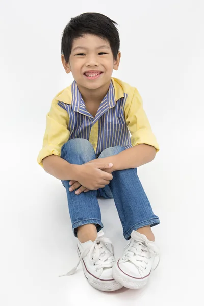 Pouco asiático menino com sorriso rosto no fundo cinza — Fotografia de Stock