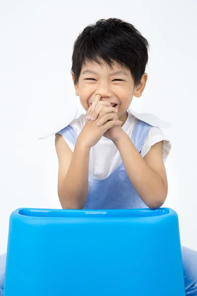 Liten asiatisk pojke med leende ansikte på grå bakgrund — Stockfoto