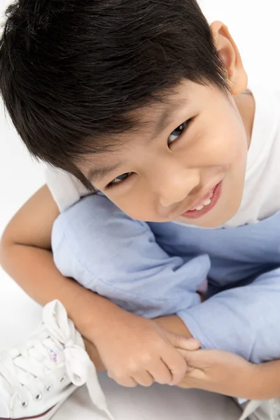 Petit garçon asiatique avec sourire visage sur fond gris — Photo