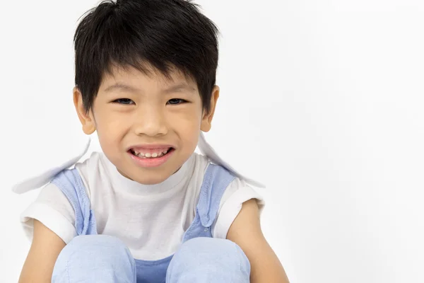 Piccolo asiatico ragazzo con sorriso faccia su sfondo grigio — Foto Stock