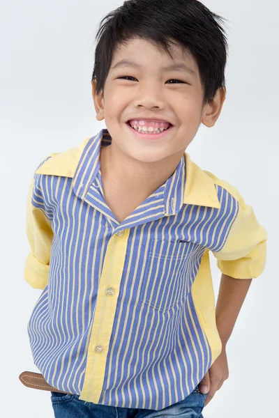 Piccolo asiatico ragazzo con sorriso faccia su sfondo grigio — Foto Stock