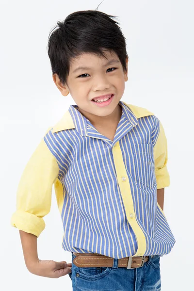 Küçük Asyalı çocuk gri arka yüzünde bir gülümseme ile