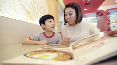 Ana Menü kitap ve nokta okuma ile Asya sevimli çocuk. Mutlu yüz