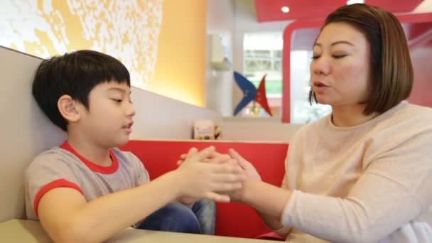 Happy asian mother and son are playing clap in hands together — Stock Video