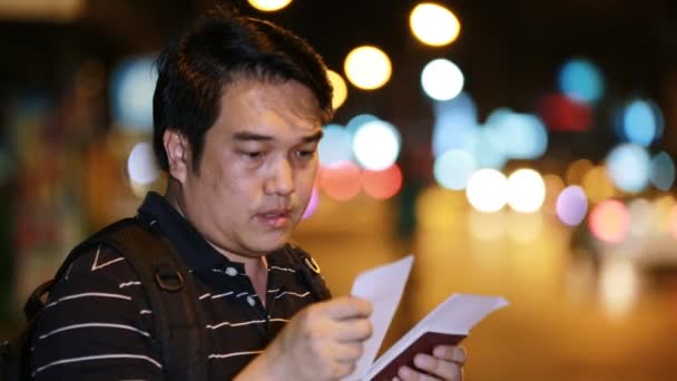 Teléfono por la noche en la ciudad. Guapo turista esperando a alguien, Bangkok Tailandia . — Vídeos de Stock