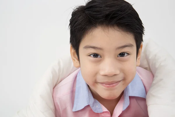 Kleine asiatische Junge mit Lächeln Gesicht auf grauem Hintergrund — Stockfoto