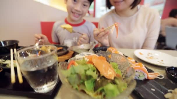 Mutlu Asya aile gülümseme yüz ile bir restoranda suşi yemek — Stok video