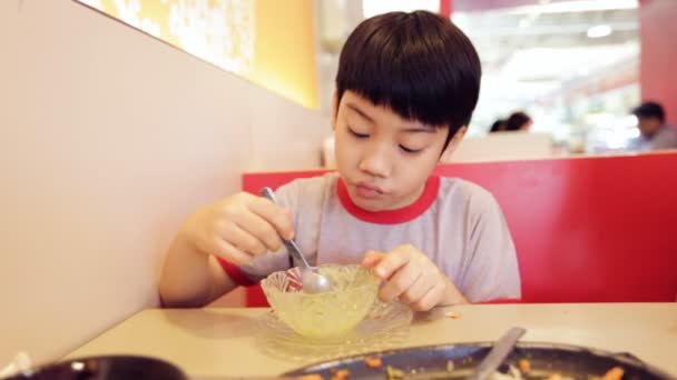 Jeune garçon asiatique manger une crème glacée dans une tasse, Happy face — Video