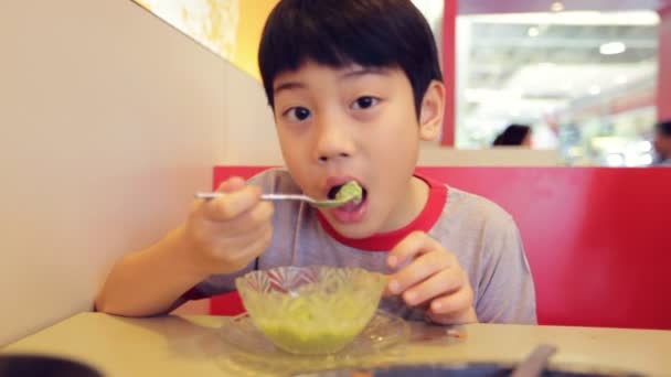 Jovem asiático menino comer um sorvete no copo, Happy face — Vídeo de Stock