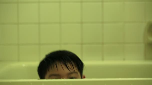 Feliz ásia menino tomar um banho no casa de banho em casa  . — Vídeo de Stock