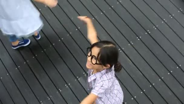 Heureux asiatique sœurs tourner autour dans parc et rire  . — Video