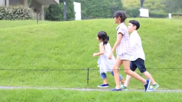 Happy asiatiska barn springer runt i promenadväg på Park och skrattar . — Stockvideo