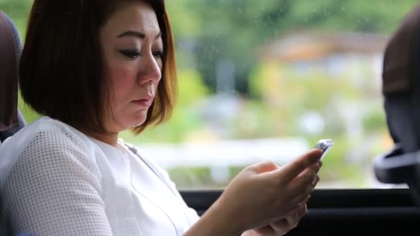 Otobüs sürme sırasında Smartphone kullanarak genç Asyalı kadın . — Stok video