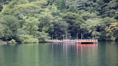 Japonya'da Hakone göl etrafında tekne süre geniş açı