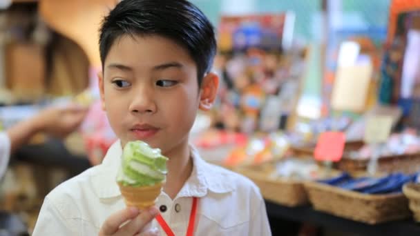 Asiático chico disfrutando con helado cono — Vídeos de Stock