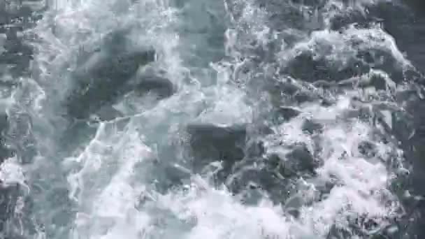 Lac HAKONE avec bateau rapide sillage mousse de lavage des hélices 