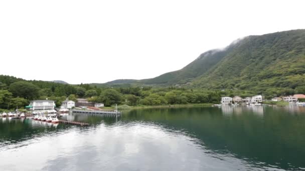 Ángulo ancho mientras navega alrededor del lago HAKONE en JAPÓN — Vídeos de Stock