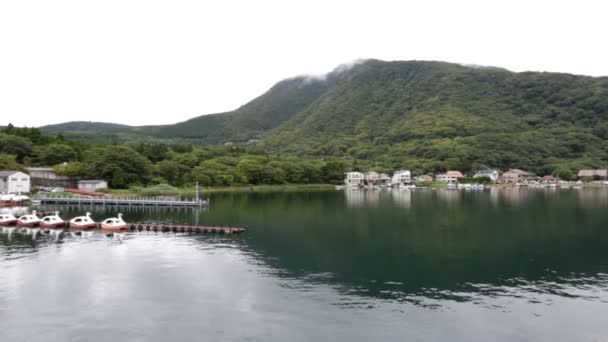 Широкий кут під час на човні навколо озера Hakone в Японії — стокове відео